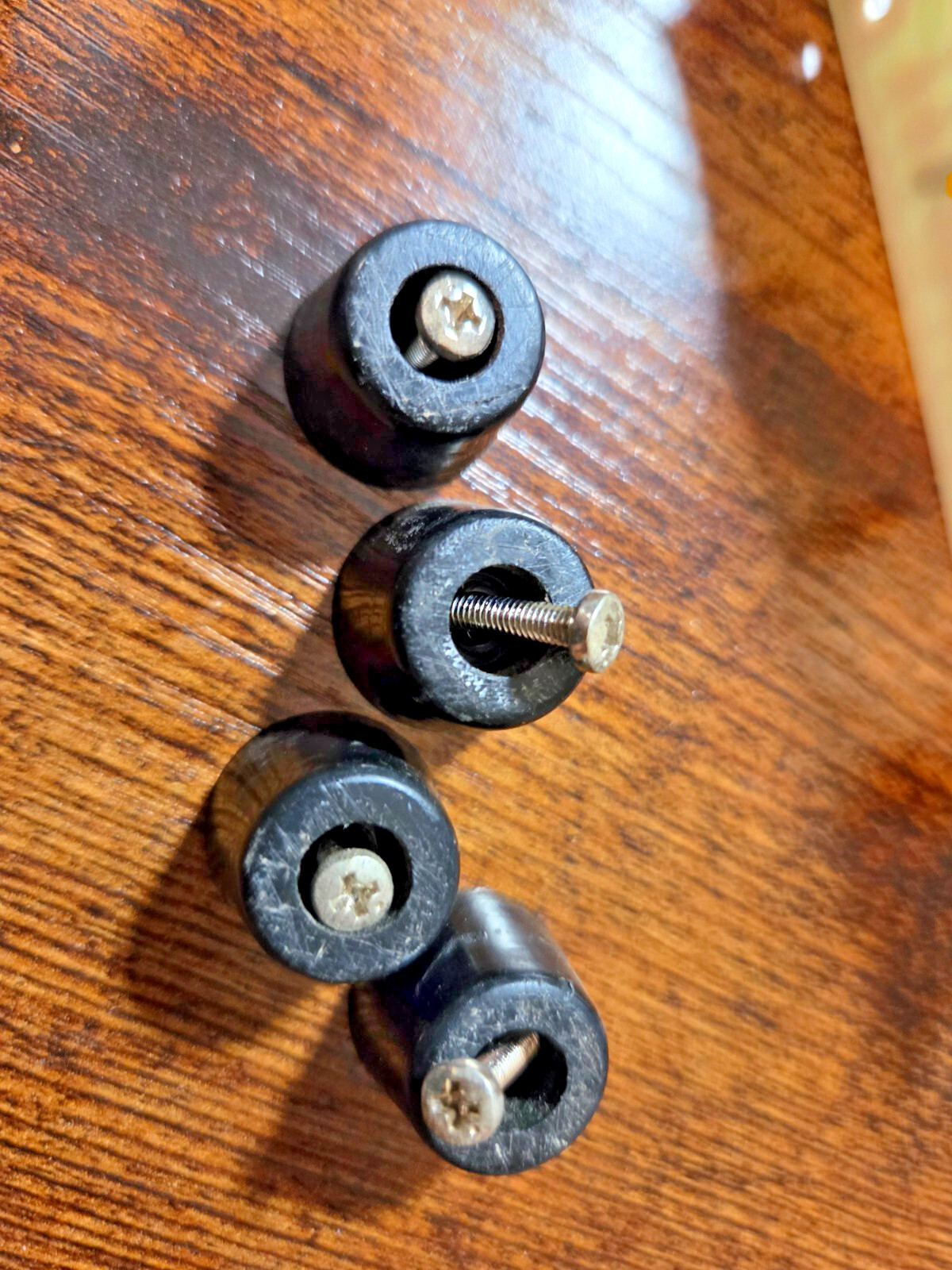 SET OF FOUR RUBBER FEET WITH SCREWS FOR Uniden Force UHF Desktop Repeater ARU-25