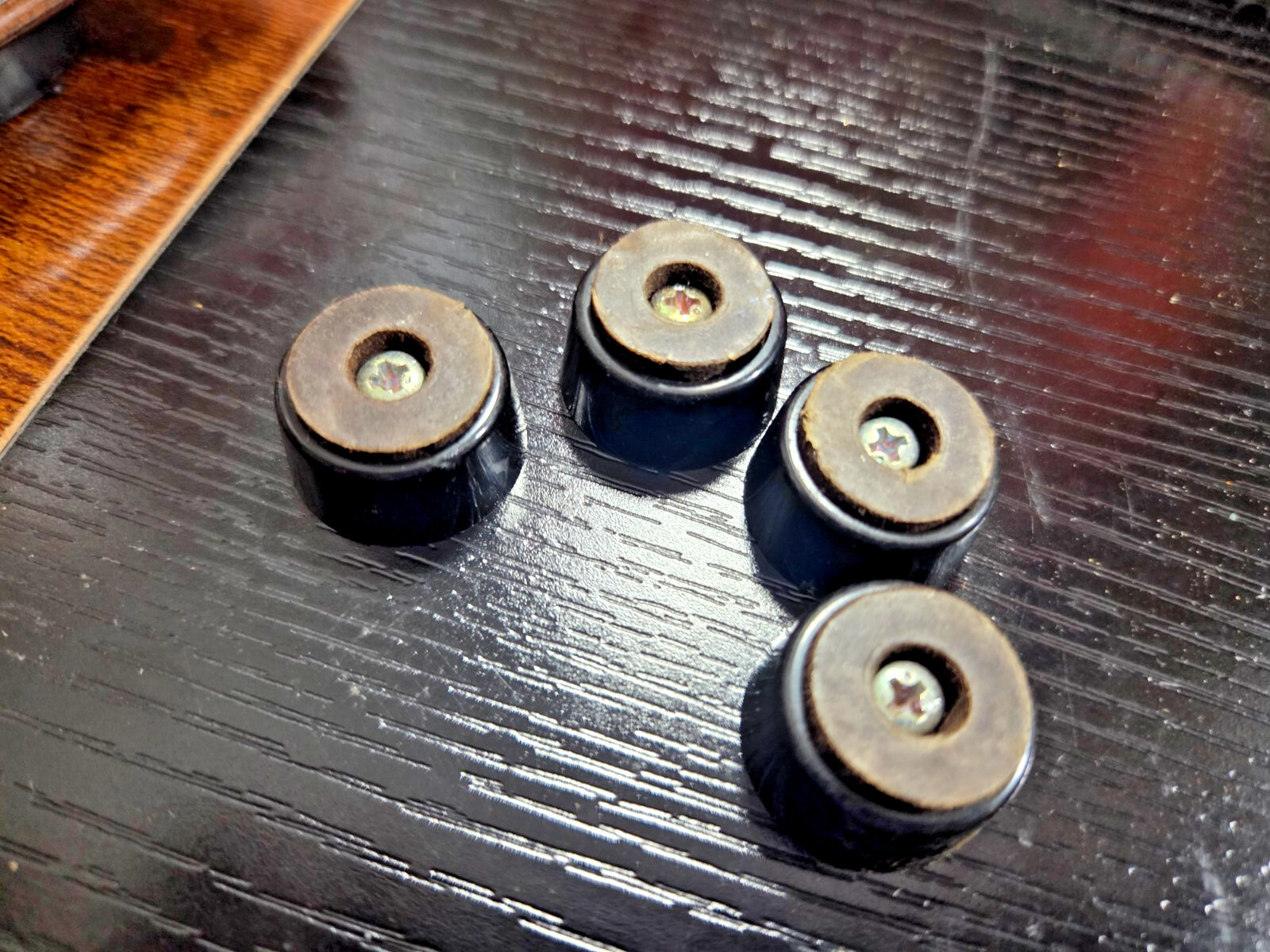 COMPLETE SET OF FOUR RUBBER FEEL W/ SCREWS FOR CRAIG MODEL 4201 BASE STATION CB