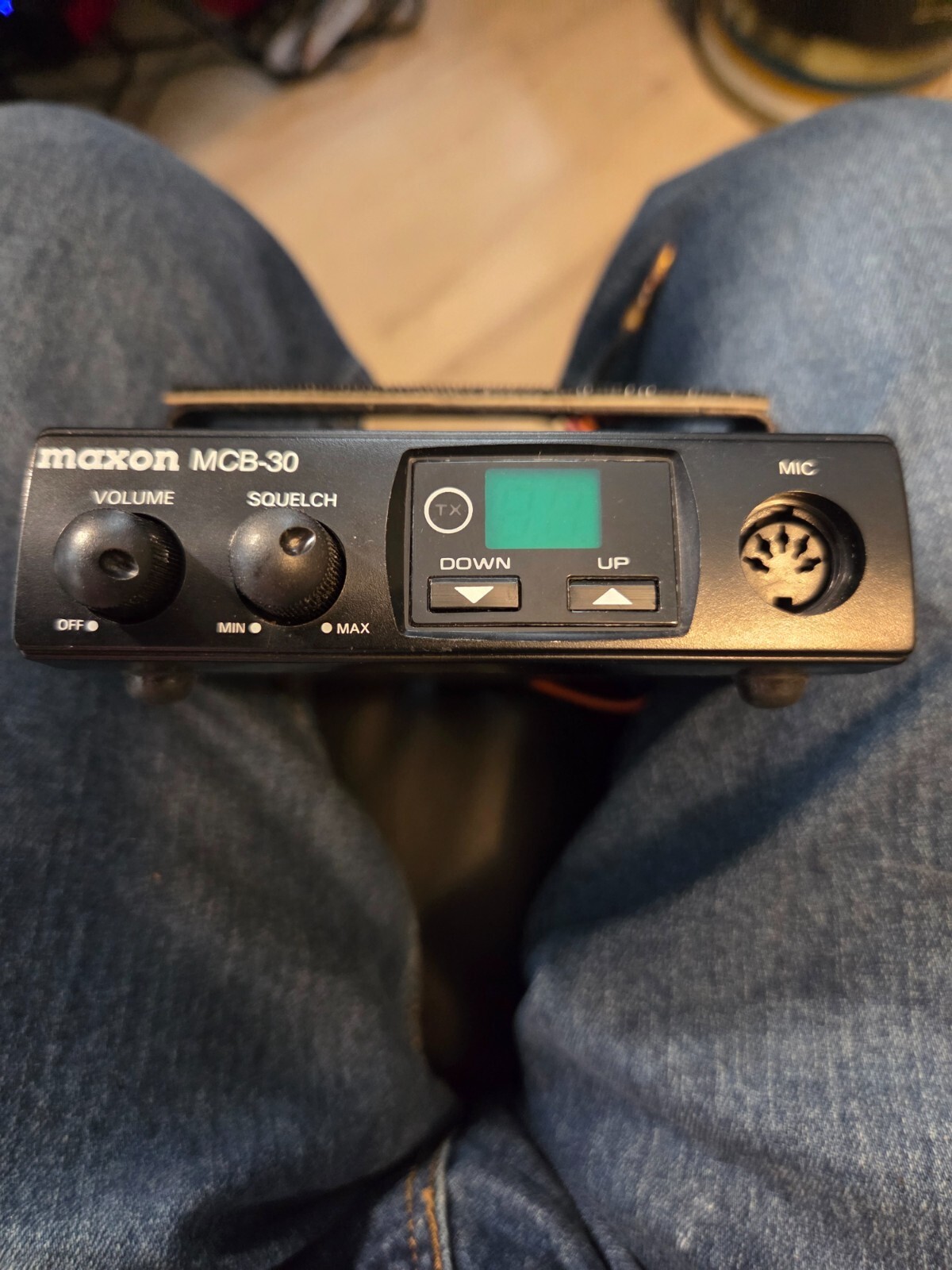 PAIR OF MAXON MCB-30 RADIOS, ONE MIC, REPAIR OR PARTS ONLY - Image 3