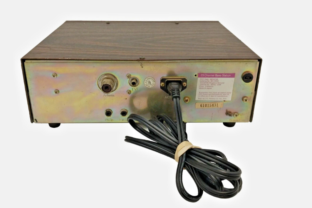 SET OF THREE RUBBER FEET WITH SCREWS FOR JC PENNEY PINTO 23 BASE STATION CB RADI - Image 2